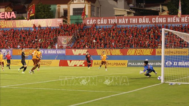 Ninh Bình FC mở tỷ số ở phút thứ 2 của trận đấu. Ảnh: Đức Phương – TTXVN