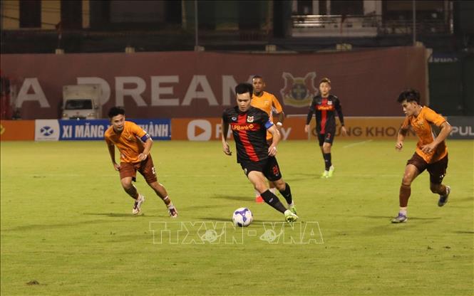 Nhạc trưởng Hoàng Đức của Ninh Bình FC với nhiều pha bóng lắt léo. Ảnh: Đức Phương – TTXVN
