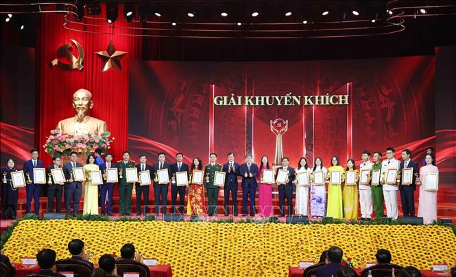 Các tác giả, nhóm tác giả nhận Giải Khuyến khích Cuộc thi chính luận về bảo vệ nền tảng tư tưởng của Đảng lần thứ 6. Ảnh: Phương Hoa - TTXVN