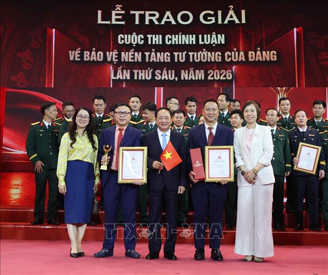 Đồng chí Trịnh Văn Quyết, Ủy viên Bộ Chính trị, Bí thư Trung ương Đảng, Trưởng Ban Tuyên giáo Trung ương và đồng chí Vũ Việt Trang, Uỷ viên Ban Thường vụ Đảng uỷ các cơ quan Đảng Trung ương, Bí thư Đảng uỷ, Tổng giám đốc TTXVN, Phó trưởng Ban Tuyên giáo Trung ương cùng các tác giả đoạt giải của đơn vị Thông tấn xã Việt Nam. Ảnh: Phương Hoa - TTXVN