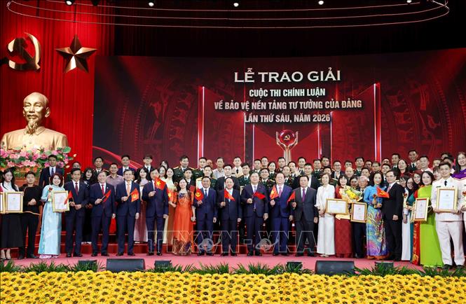 Các đồng chí lãnh đạo Đảng, Nhà nước cùng các tác giả đoạt giải Cuộc thi chính luận về bảo vệ nền tảng tư tưởng của Đảng lần thứ 6. Ảnh: Phương Hoa - TTXVN