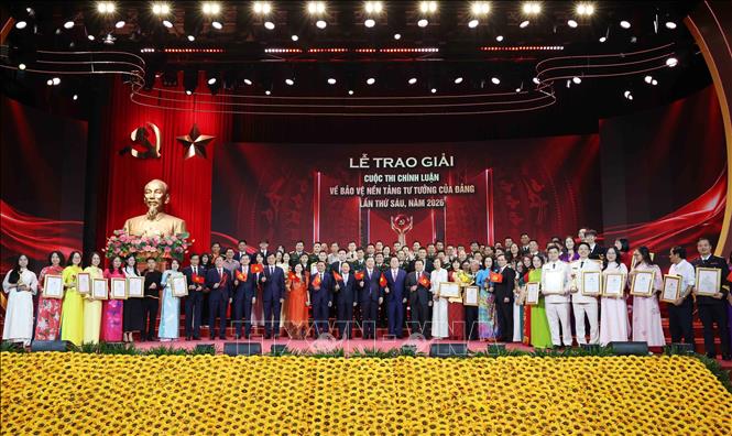 Các đồng chí lãnh đạo Đảng, Nhà nước cùng các tác giả đoạt giải Cuộc thi chính luận về bảo vệ nền tảng tư tưởng của Đảng lần thứ 6. Ảnh: Phương Hoa - TTXVN