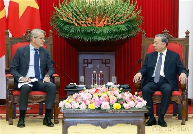 Tổng Bí thư Tô Lâm tiếp ông Vincent Clerc, Tổng giám đốc toàn cầu Tập đoàn A.P. Moller  Maersk của Đan Mạch (Hà Nội, 18/11/2025). Ảnh: Thống Nhất - TTXVN