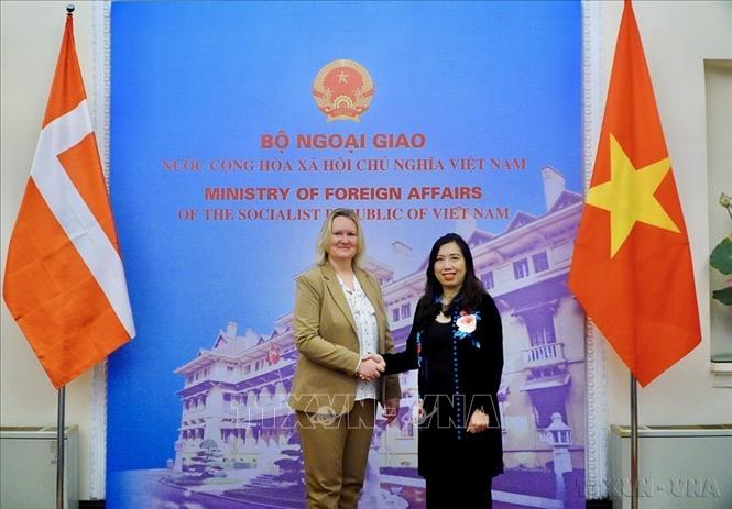 Thứ trưởng Ngoại giao Lê Thị Thu Hằng và Quốc Vụ khanh Ngoại giao Đan Mạch Lina Gandlose Hansen đồng chủ trì Tham vấn chính trị lần thứ 2 giữa Bộ Ngoại giao Việt Nam và Bộ Ngoại giao Đan Mạch nhằm trao đổi về hợp tác song phương cũng như các vấn đề khu vực và quốc tế cùng quan tâm (Hà Nôi, 26/02/2024). Ảnh: TTXVN phát