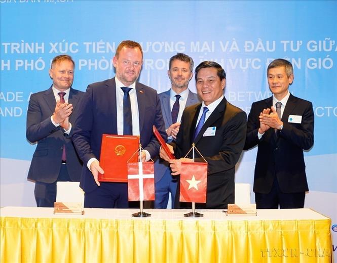 Thái tử kế vị Đan Mạch Frederik chứng kiến Lễ ký kết xúc tiến thương mại và đầu tư giữa Đan Mạch và thành phố Hải Phòng trong lĩnh vực điện gió ngoài khơi (2/11/2022). Ảnh: Minh Huệ - TTXVN
