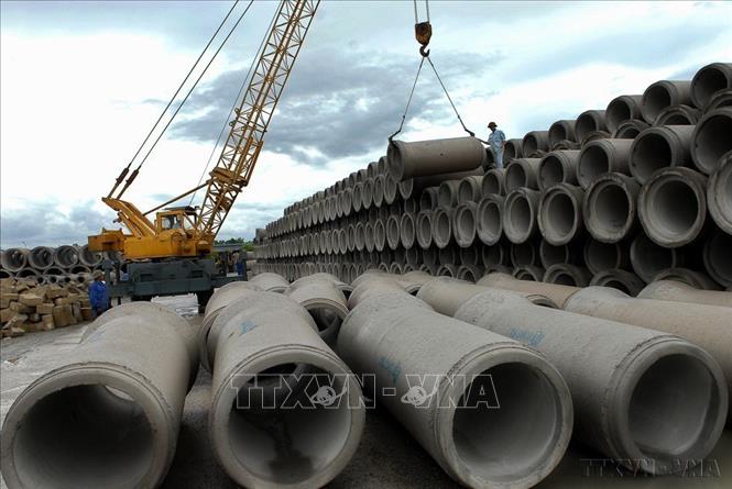Công ty Cổ phần Vật liệu xây dựng Sông Đáy, tại Khu công nghiệp Phú Nghĩa, huyện Chương Mỹ (Hà Nội) chuyên sản xuất các loại ống cống chất lượng cao theo công nghệ của Đan Mạch. Ảnh: Danh Lam – TTXVN