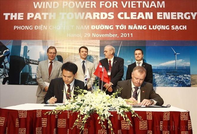 Thái tử kế vị Đan Mạch Frederik chứng kiến Lễ ký kết hợp tác giữa Công ty Vestas, Nhà sản xuất tuabin gió hàng đầu thế giới của Đan Mạch và Nhà sản xuất tháp gió Việt Nam (CS Wind), sáng 29/11/2011. Ảnh: Doãn Tấn - TTXVN