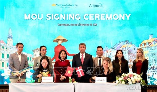Hãng hàng không quốc gia Vietnam Airlines và Albatros Travel thống nhất hợp tác phát triển các sản phẩm du lịch hai chiều, nhằm gia tăng lượng khách Đan Mạch đến Việt Nam, đồng thời mở rộng dòng khách Việt Nam tới Bắc Âu (20/11/2025). Ảnh: Phương Hoa – TTXVN