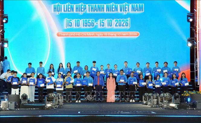 Ban tổ chức trao quà an sinh cho các thanh niên có hoàn cảnh khó khăn. Ảnh: Trung Tuyến - TTXVN