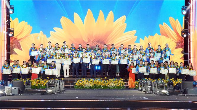 71 gương “Thủ lĩnh Thanh niên Thành phố tiêu biểu” giai đoạn 2021 – 2026 được tuyên dương tại Lễ kỷ niệm 70 năm Ngày truyền thống Hội Liên hiệp Thanh niên Việt Nam. Ảnh: Trung Tuyến - TTXVN