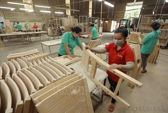 Các mặt hàng xuất khẩu chủ yếu của Việt Nam sang Đan Mạch gồm dệt may, giày dép, đồ gỗ, hàng thủ công mỹ nghệ, thiết bị điện và cà phê.  Trong ảnh: Sản xuất đồ gỗ nội thất xuất khẩu của Công ty TNHH Thiết Đan (Bình Dương). Ảnh: Vũ Sinh - TTXVN