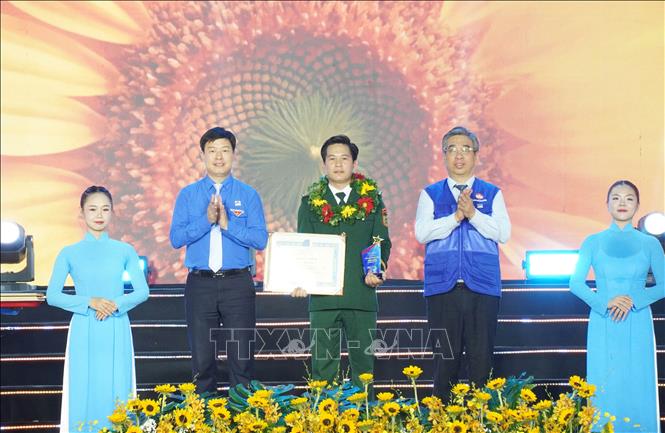 Ban tổ chức tuyên dương các “Thủ lĩnh Thanh niên Thành phố tiêu biểu” giai đoạn 2021 – 2026. Ảnh: Trung Tuyến - TTXVN