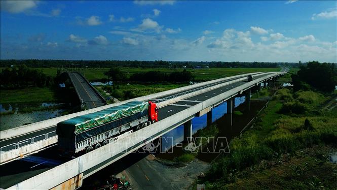 Cao tốc Cần Thơ - Cà Mau qua địa bàn tỉnh Cà Mau. Ảnh: Duy Khương - TTXVN