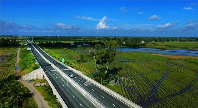 Cao tốc Cần Thơ - Cà Mau qua địa bàn tỉnh Cà Mau. Ảnh: Duy Khương - TTXVN