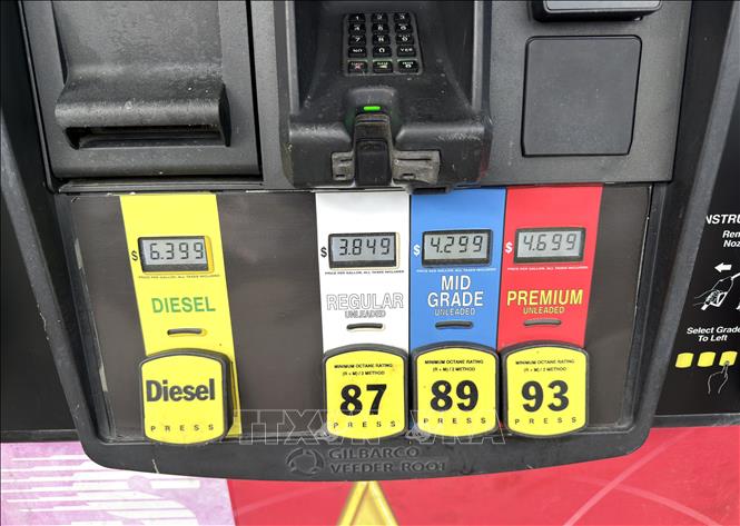 Bảng giá xăng dầu bán lẻ tại một trụ bơm ở cây xăng thuộc bang Virginia (Mỹ). Ảnh: Ngọc Quang – PV TTXVN tại Mỹ