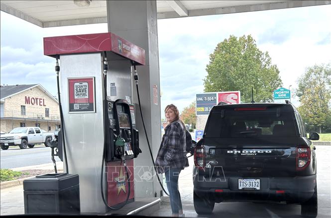 Người dân Mỹ tiếp nhiên liệu cho xe ô tô tại một cây xăng ở bang Virginia. Ảnh: Ngọc Quang – PV TTXVN tại Mỹ
