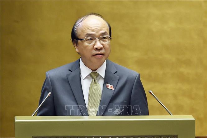 Chủ nhiệm Ủy ban Pháp luật và Tư pháp của Quốc hội Phan Chí Hiếu trình bày báo cáo thẩm tra về 02 dự án: Luật Luật sư (sửa đổi); Luật Nuôi con nuôi (sửa đổi) . Ảnh: Doãn Tấn – TTXVN