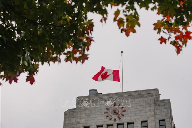 Một tòa nhà chính quyền địa phương tại British Columbia, Canada treo cờ rủ tưởng niệm những binh sĩ thiệt mạng trong vụ cháy căn cứ quân sự Wainwright ở tỉnh Alberta, ngày 18/10/2026. Ảnh: THX/TTXVN phát