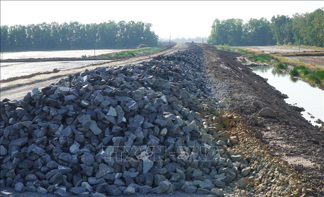 Nhà thầu chủ động tháo gỡ khó khăn, đưa vật liệu về công trường phục vụ thi công đường ĐT.857. Ảnh: Nhựt An - TTXVN