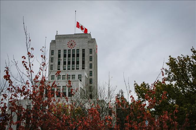 Một tòa nhà chính quyền địa phương tại British Columbia, Canada treo cờ rủ tưởng niệm những binh sĩ thiệt mạng trong vụ cháy căn cứ quân sự Wainwright ở tỉnh Alberta, ngày 18/10/2026. Ảnh: THX/TTXVN phát
