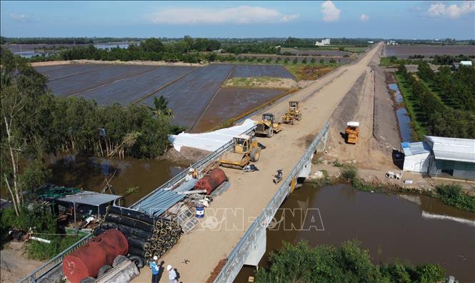 Một đoạn của Dự án đường ĐT.857 (qua xã Mỹ Quí) đã hoàn thành cấp phối cát K98, chuẩn bị triển khai cấp phối đá dăm. Ảnh: Nhựt An - TTXVN