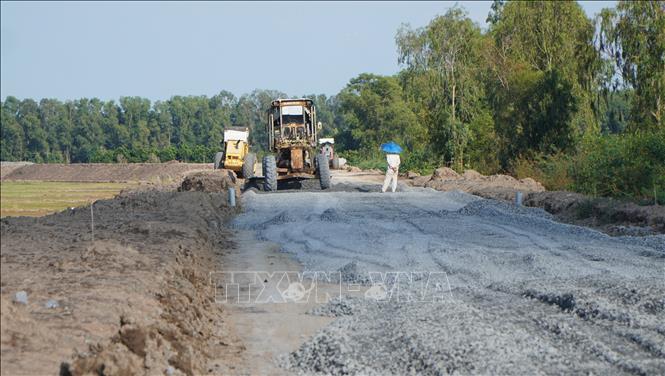 Gói thầu số 20 của Dự án đường ĐT.857 thi công cấp phối đá dăm. Ảnh: Nhựt An - TTXVN
