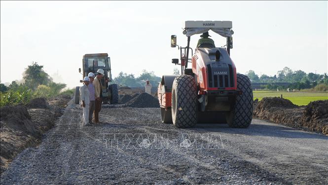 Gói thầu số 20 (dài gần 4km) của Dự án đường ĐT.857 thi công đạt 80% giá trị sản lượng công việc. Ảnh: Nhựt An - TTXVN