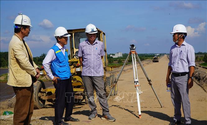 Cán bộ của đơn vị quản lý dự án thường xuyên đến kiểm tra, gặp gỡ nhà thầu để nắm tình hình và đôn đốc tiến độ thi công. Ảnh: Nhựt An - TTXVN