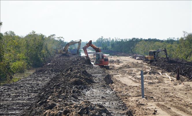 Thi công Dự án đường ĐT.857, đoạn qua xã Mỹ Quí, tỉnh Đồng Tháp. Ảnh: Nhựt An - TTXVN