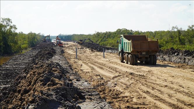 Gói thầu số 21 của Dự án đường ĐT.857 có gần 2km băng ngang rừng, gặp nhiều khó khăn trong quá trình thi công. Ảnh: Nhựt An - TTXVN                               