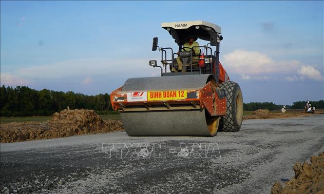 Xe lu mặt đường ĐT.857, đoạn qua xã Mỹ Quí, tỉnh Đồng Tháp. Ảnh: Nhựt An - TTXVN
