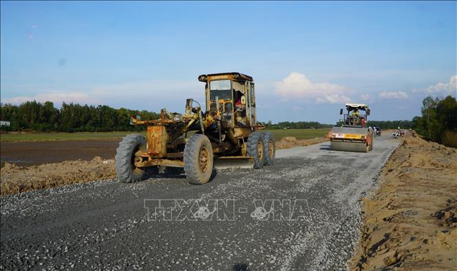 Nhà thầu tập trung thi công gói thầu số 20 (Dự án đường ĐT.857), phấn đấu hoàn thành vào cuối năm 2026. Ảnh: Nhựt An - TTXVN