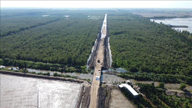 Gần 2km đường băng ngang rừng (thuộc gói thầu số 21) bị vướng thủ tục chuyển đổi mục đích sử dụng đất nên bị chậm bàn giao mặt bằng cho nhà thầu. Ảnh: Nhựt An - TTXVN
