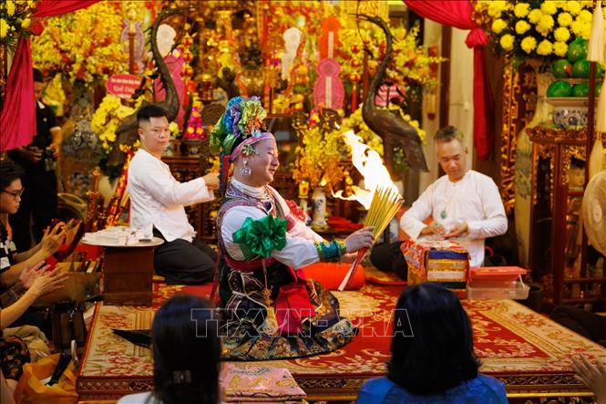 Việc thực hành hầu đồng đòi hỏi sự kết hợp giữa thanh đồng, cung văn và người phụ lễ, từ chuẩn bị trang phục, đạo cụ đến tổ chức các nghi thức. Sự phối hợp này góp phần duy trì các kỹ năng và quy thức truyền thống trong đời sống tín ngưỡng. Ảnh: Phạm Tuấn Anh - TTXVN
