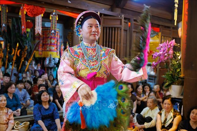 Những động tác diễn xướng kết hợp cùng đạo cụ truyền thống và tiếng hát văn góp phần tạo nên vẻ đẹp đặc sắc của nghi lễ. Đây là một trong những biểu hiện sinh động của nghệ thuật trình diễn dân gian gắn với thực hành tín ngưỡng thờ Mẫu Tam phủ của người Việt. Ảnh: Phạm Tuấn Anh - TTXVN