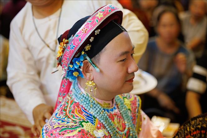 Việc sử dụng trang phục với màu sắc, kiểu dáng và phụ kiện khác nhau góp phần thể hiện đặc trưng của từng giá hầu. Nghệ thuật trang phục là một trong những thành tố quan trọng tạo nên vẻ đẹp giàu bản sắc của nghi lễ, đồng thời lưu giữ các hình thức trang trí mỹ thuật dân gian trong đời sống tín ngưỡng. Ảnh: Phạm Tuấn Anh - TTXVN