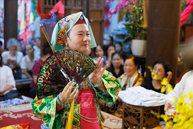 Trong nghệ thuật diễn xướng hầu đồng, các động tác múa và cách sử dụng đạo cụ được thể hiện kết hợp với nhịp điệu hát văn. Sự phối hợp giữa âm nhạc, trang phục và động tác tạo nên những hình thức biểu đạt đặc trưng của nghi lễ truyền thống. Ảnh: Phạm Tuấn Anh - TTXVN