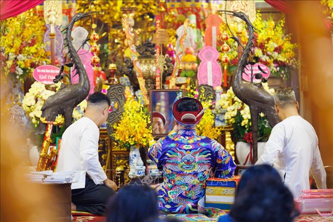 Nghi lễ hầu đồng là hoạt động có sự phối hợp của nhiều chủ thể, từ thanh đồng, cung văn đến những người phụ lễ. Ảnh: Phạm Tuấn Anh - TTXVN
