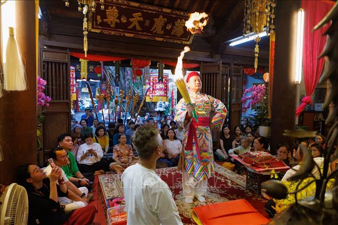 Sự kết hợp giữa trang phục truyền thống, động tác diễn xướng, âm nhạc hát văn và không gian sinh hoạt tín ngưỡng tạo nên nét đặc sắc của nghi lễ hầu đồng, một thành tố trong Thực hành tín ngưỡng thờ Mẫu Tam phủ của người Việt được UNESCO ghi danh năm 2016. Hoạt động này đồng thời tạo không gian giao lưu, gắn kết cộng đồng, góp phần duy trì sức sống của di sản trong đời sống đương đại. Ảnh: Phạm Tuấn Anh - TTXVN