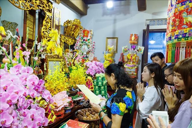 Những nghi thức thờ cúng, cách bài trí lễ vật và sự thành kính của người tham dự phản ánh đời sống tín ngưỡng truyền thống vẫn được duy trì trong cộng đồng. Ảnh: Phạm Tuấn Anh - TTXVN