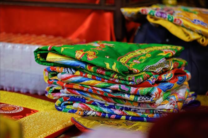 Trang phục là một thành tố đặc sắc của nghi lễ hầu đồng, được thay đổi theo từng giá hầu và gắn với đặc điểm của các vị Thánh trong hệ thống tín ngưỡng. Việc chuẩn bị, sử dụng và gìn giữ trang phục góp phần duy trì những giá trị mỹ thuật dân gian trong thực hành di sản. Ảnh: Phạm Tuấn Anh - TTXVN