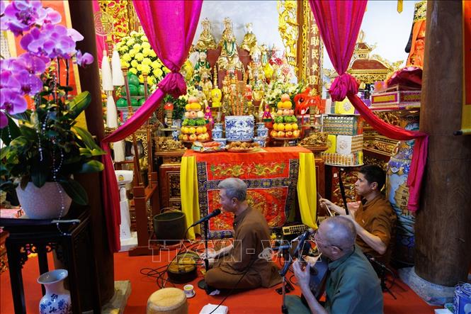 Các cung văn trình diễn hát văn và sử dụng nhạc cụ truyền thống trong nghi lễ hầu đồng tại đền Hàng Vải. Hát văn là loại hình nghệ thuật diễn xướng gắn bó mật thiết với nghi lễ lên đồng, với lời ca, nhịp điệu và âm nhạc được thể hiện phù hợp với từng giá hầu. Các cung văn giữ vai trò quan trọng trong việc duy trì nghệ thuật âm nhạc truyền thống, góp phần bảo tồn những giá trị văn hóa phi vật thể gắn với tín ngưỡng thờ Mẫu Tam phủ của người Việt. Ảnh: Phạm Tuấn Anh - TTXVN