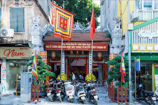 Đình Đông Thành (còn gọi là đình Hàng Vải), nằm giữa khu phố cổ Hà Nội là nơi duy trì các hoạt động sinh hoạt tín ngưỡng truyền thống. Ảnh: Phạm Tuấn Anh - TTXVN
