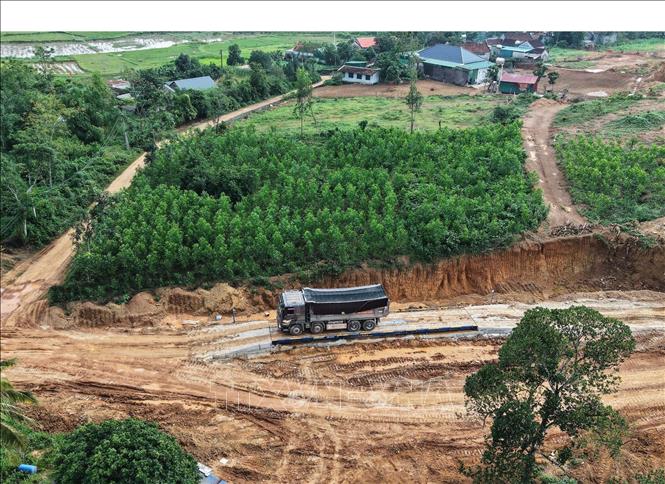 Nguồn vật liệu xây dựng là điểm nghẽn cần tháo gỡ để kịp thời cung ứng cho dự án cao tốc Vinh - Thanh Thủy. Ảnh: Trịnh Duy Hưng - TTXVN