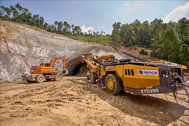 Các nhà thầu đẩy nhanh tiến độ dự án cao tốc Vinh - Thanh Thủy. Ảnh: Trịnh Duy Hưng - TTXVN                      