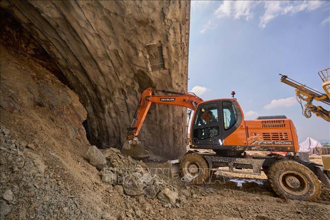 Tập trung máy móc, thiết bị đẩy nhanh tiến độ dự án cao tốc Vinh - Thanh Thủy. Ảnh: Trịnh Duy Hưng - TTXVN           