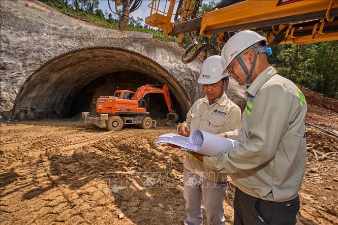 Các nhà thầu đẩy nhanh tiến độ dự án cao tốc Vinh - Thanh Thủy. Ảnh: Trịnh Duy Hưng - TTXVN                