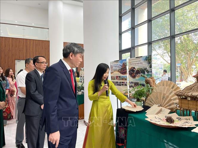 Các đại biểu tham quan khu vực dân tộc học và tôn giáo học. Ảnh: Thanh Hương - TTXVN