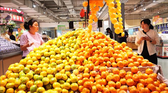 Người dân mua sắm tại siêu thị ở tỉnh Giang Tô, Trung Quốc. Ảnh: THX/TTXVN phát
