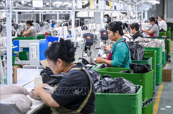 Công nhân làm việc tại nhà máy ở tỉnh Sơn Đông, Trung Quốc. Ảnh: THX/TTXVN phát